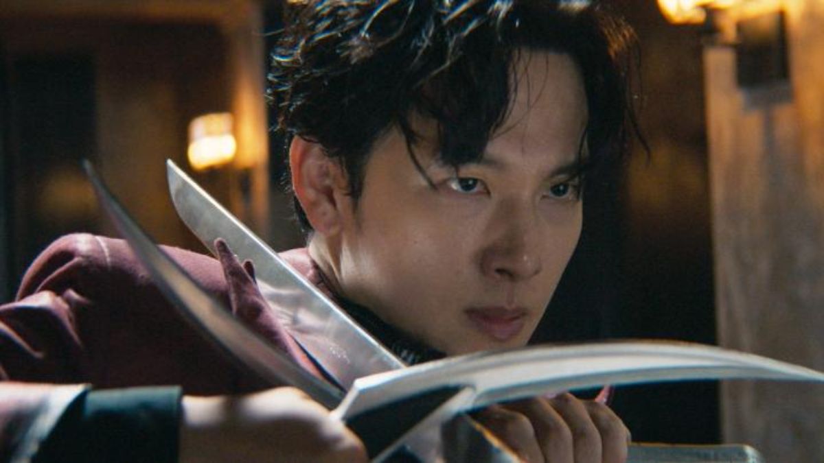 A close-up of actor Yim Si-wan as the assassin Han-ul (Mantis), holding two large curved blades in a tense moment from the upcoming Netflix Korean action thriller "Mantis" (2025).