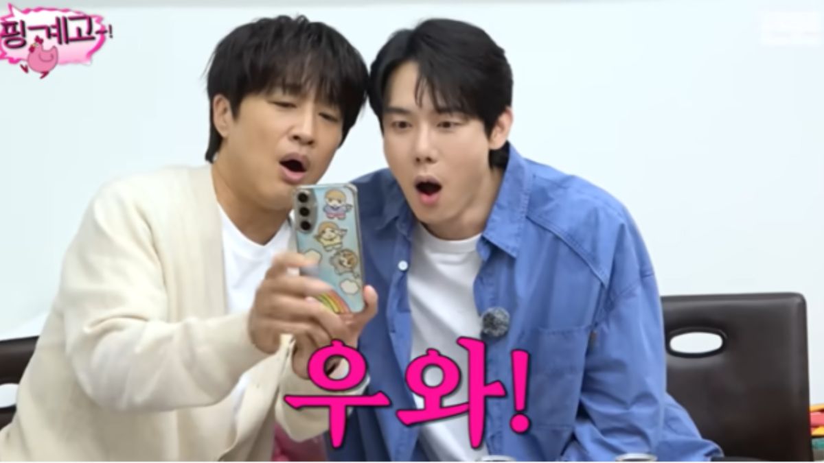 Two men, Cha Tae Hyun and Yoo Yeon Seok, looking at a phone screen with exaggerated expressions of shock and awe, with the Korean subtitle "우와!" (Wow!).