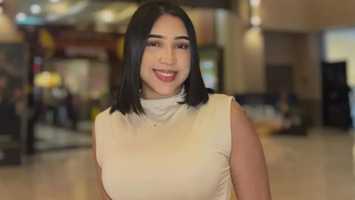 Portrait of Jennifer Nicole Rivas, a young Honduran TikTok star and TV presenter, smiling in a cream-colored top.