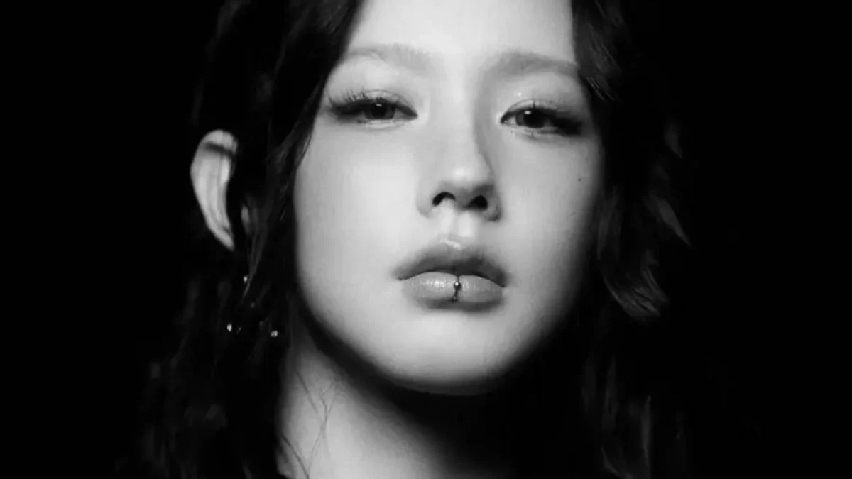 Black and white close-up portrait of an i-dle member for the Mono digital single teaser.
