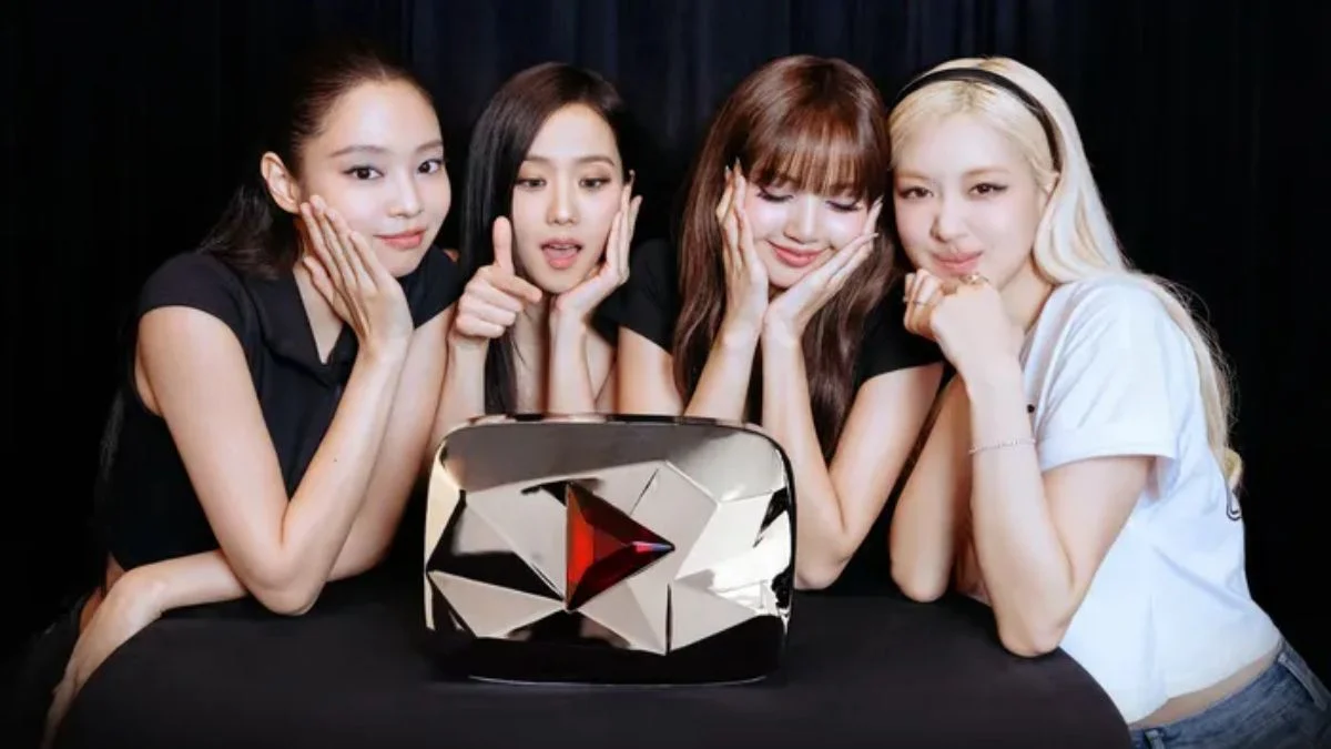 BLACKPINK members Jennie, Jisoo, Lisa, and Rosé posing with the rare YouTube Red Diamond Creator Award.