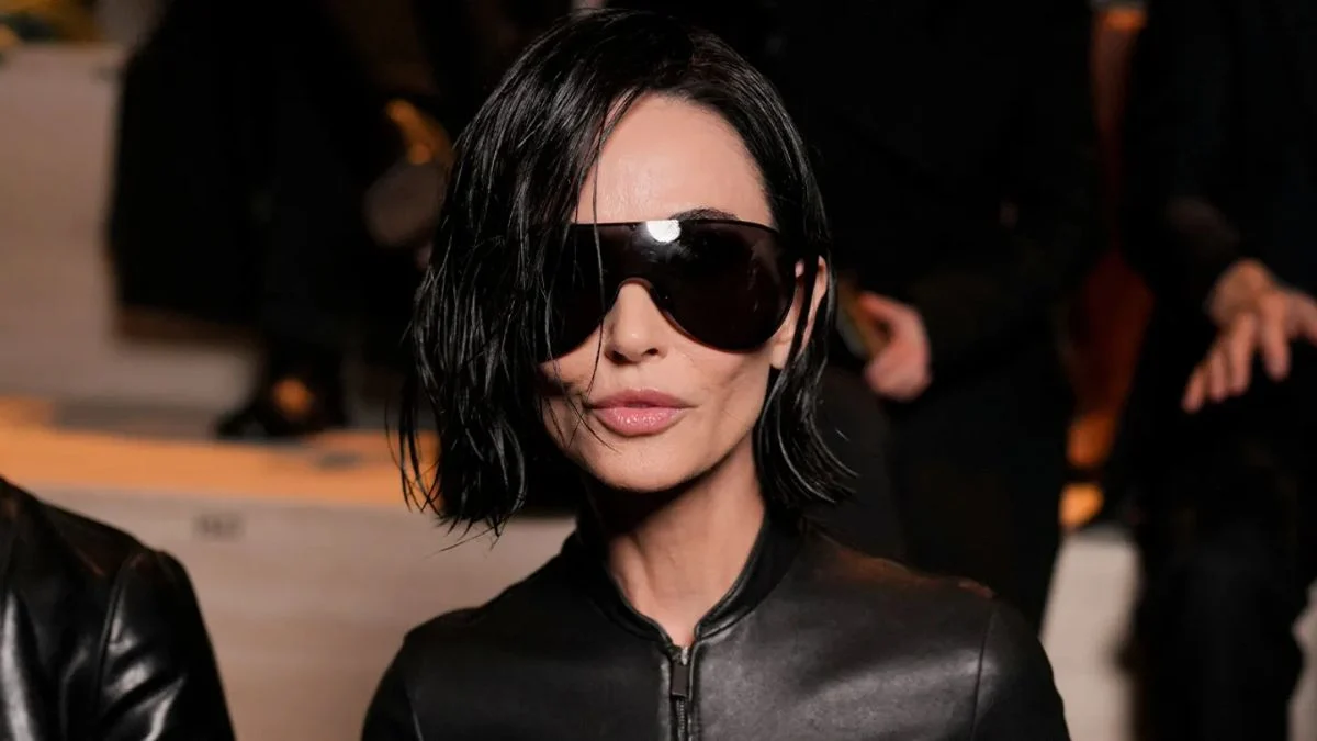 Actress Demi Moore debuting a dramatic chin-length wet-look bob and futuristic sunglasses at the Gucci FW26 show in Milan.