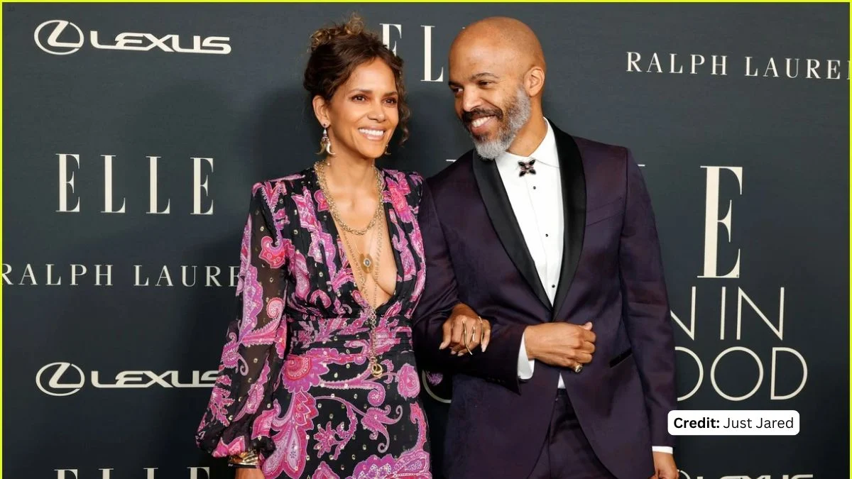 Halle Berry and Van Hunt smiling at each other on the red carpet at an ELLE event.