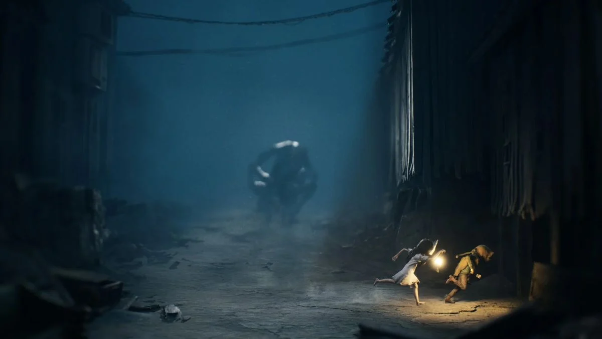 Two children in white and yellow outfits running from a large, blurry monster in a dark alley in Reanimal.
