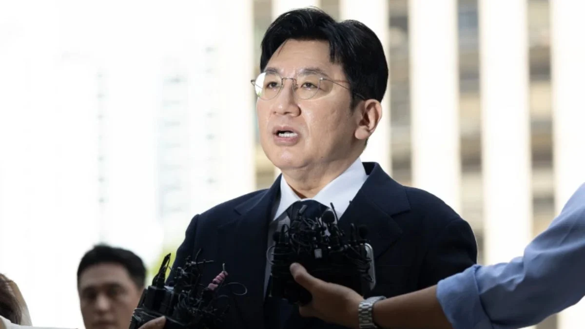 HYBE Chairman Bang Si-hyuk attending a formal event, representing the current legal investigation into Capital Markets Act violations.