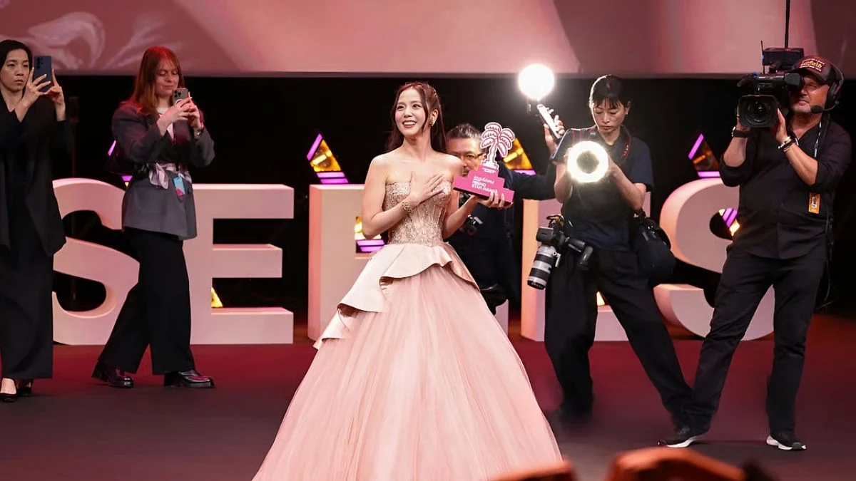 BLACKPINK's Jisoo wearing a pink strapless gown while holding the Madame Figaro Rising Star Award at Canneseries 2026.