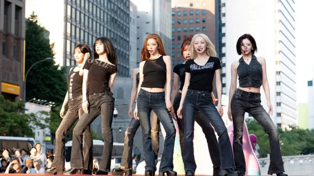 Billlie Took Over Seoul Streets for a Busking Event and the Crowd Had Other Plans Than Just Passing By
