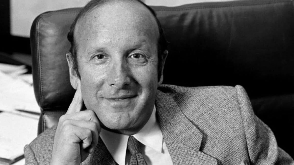 Legendary music executive Clive Davis smiling at an industry event.