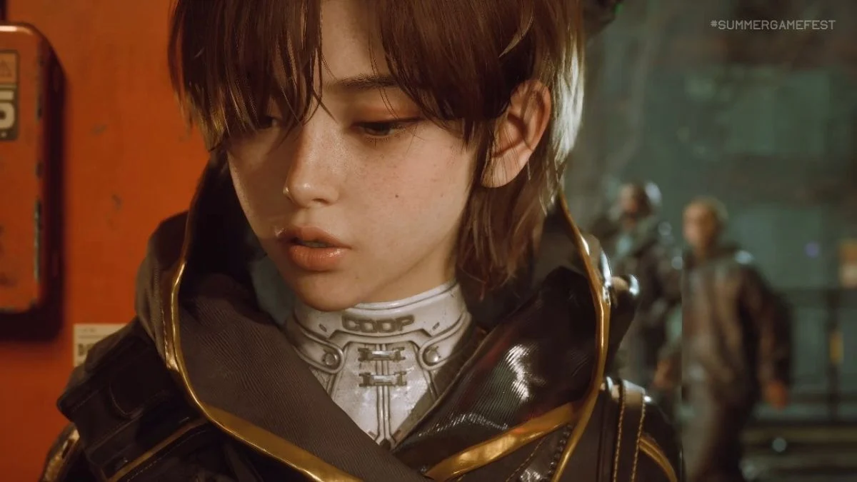 Close-up of the new protagonist Evie looking down with a serious expression in Stellar Blade Blood Rain.