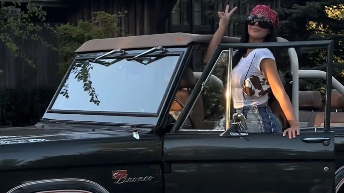 Kim Kardashian’s $285,000 Classic Ford Bronco Stuns Fans as Luxury Car Collection Takes an Unexpected Turn