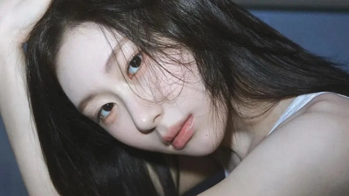 ITZY Chaeryeong close-up portrait with dark hair leaning against a surface