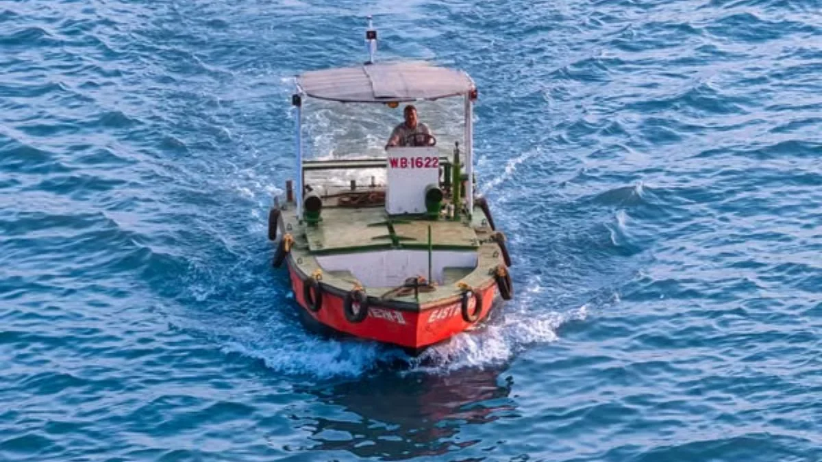 Small fishing boat navigating open waters similar to the vessel involved in the Mexican Pacific rescue
