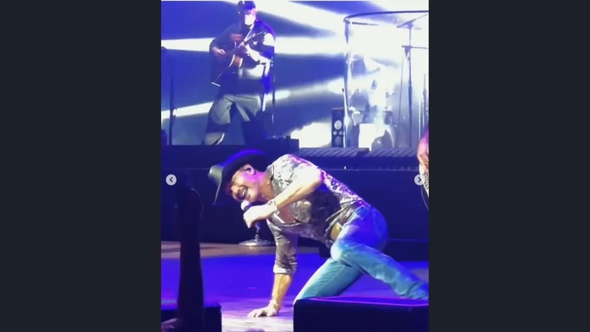 Tim McGraw catching himself on stage after falling backward during his Cincinnati concert