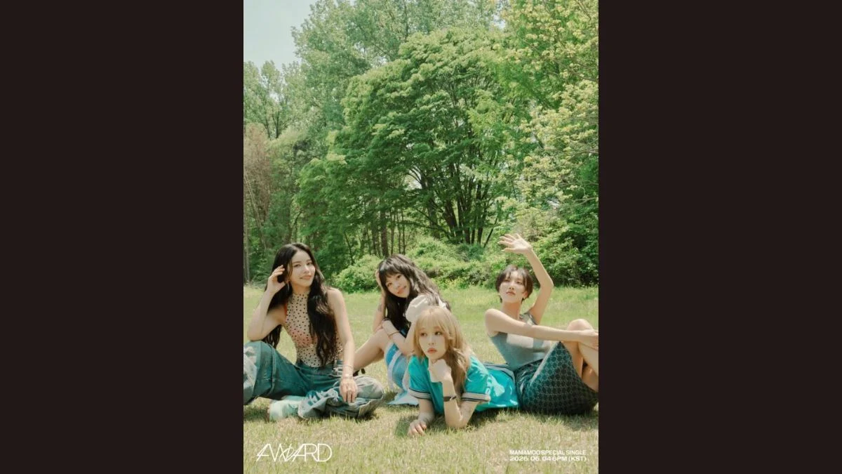 MAMAMOO members Solar, Moon Byul, Whee In, and Hwa Sa sitting on green grass outdoors for the 4WARD tour promotional concept photo.