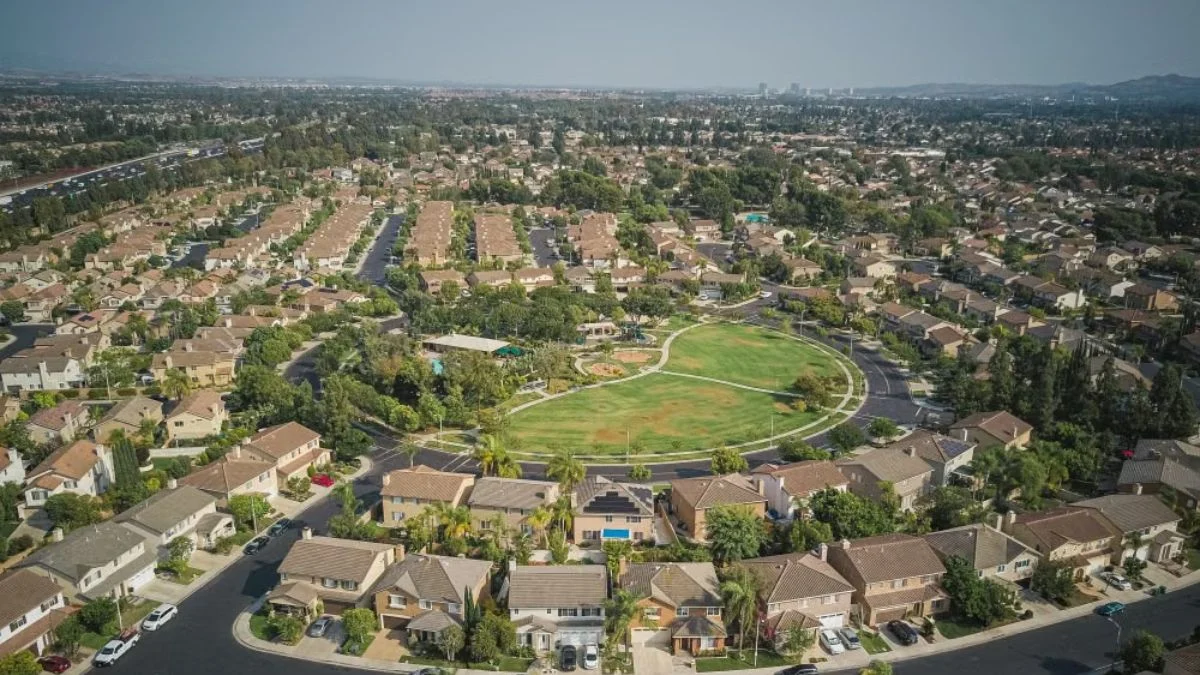 Brentwood ‘Serial Pooper’ Mystery Takes Darker Turn After Alleged Death Threat—What Los Angeles Officials Are Doing Now