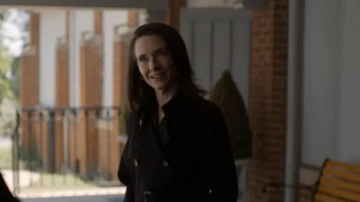 Amie MacKenzie as Carol Ferris wearing a dark coat outside Hal Jordan's funeral in Lanterns Episode 6