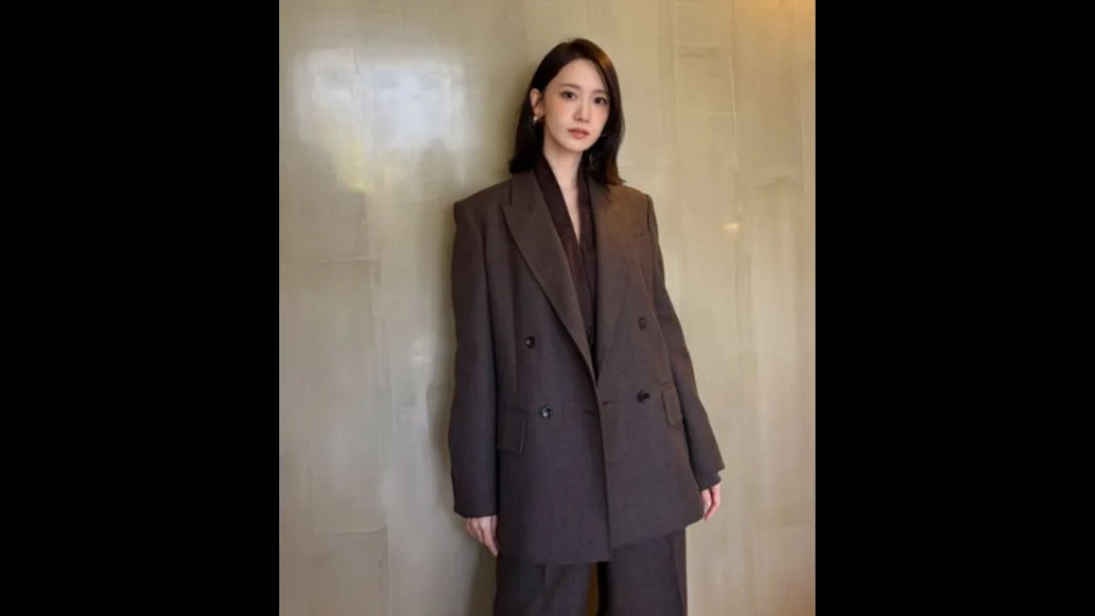 Girls' Generation's YoonA wearing a sharp brown tailored suit with her new short hairstyle at Max Mara's SS27 show in Milan.