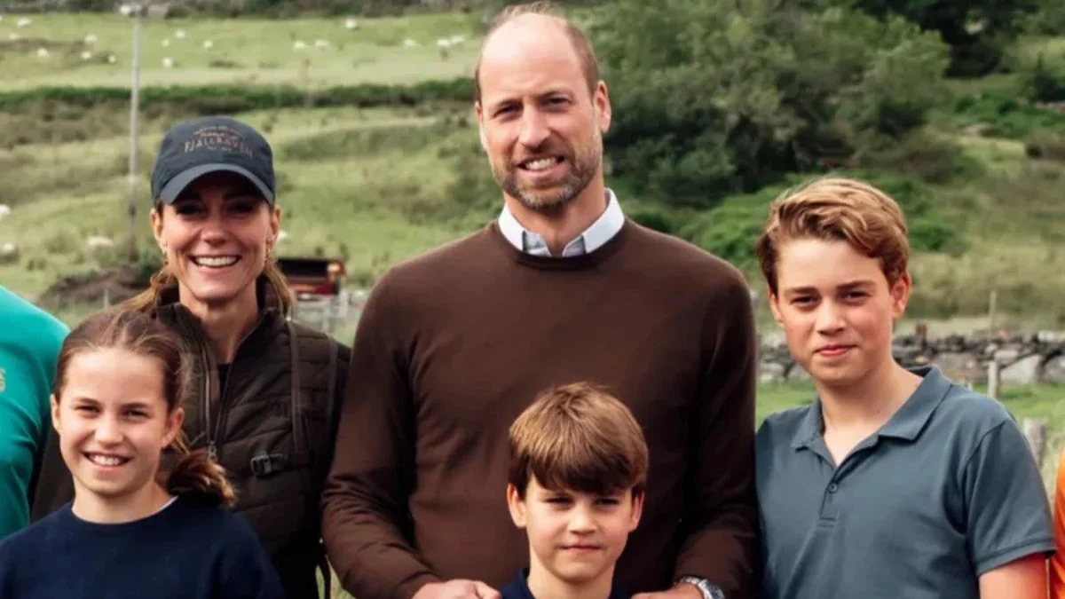 Prince William, Kate Middleton, Prince George, Princess Charlotte, and Prince Louis posing outdoors in mountain gear