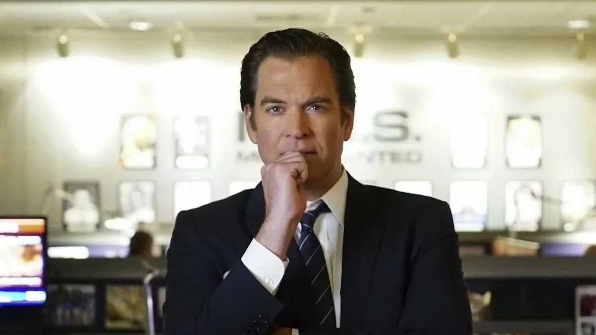 Michael Weatherly posing in a suit as Special Agent Tony DiNozzo in the NCIS headquarters.