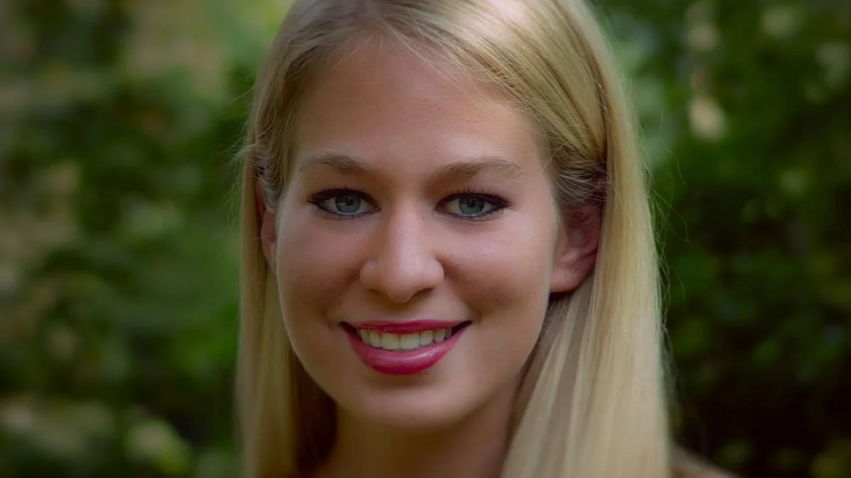 Close-up portrait of 18-year-old Natalee Holloway smiling with blonde hair